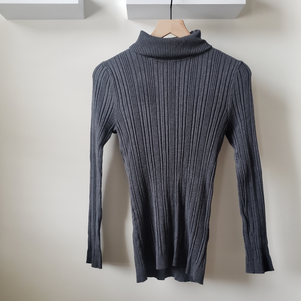 Ribbed long sleeve turtle neck shirt